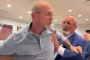Autarca Perde a Cabeça Durante Reunião e Ameaça Munícipe