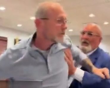 Autarca Perde a Cabeça Durante Reunião e Ameaça Munícipe Autarca Perde a Cabeça Durante Reunião e Ameaça Munícipe