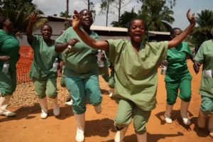 Médicos Na RD Congo Dançam Para Celebrar Alta De Doente Com Ébola