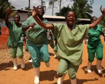 Médicos Na RD Congo Dançam Para Celebrar Alta De Doente Com Ébola Médicos Na RD Congo Dançam Para Celebrar Alta De Doente Com Ébola