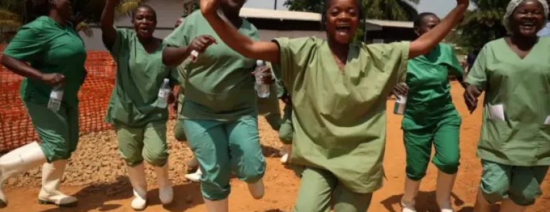 Médicos Na RD Congo Dançam Para Celebrar Alta De Doente Com Ébola Médicos Na RD Congo Dançam Para Celebrar Alta De Doente Com Ébola